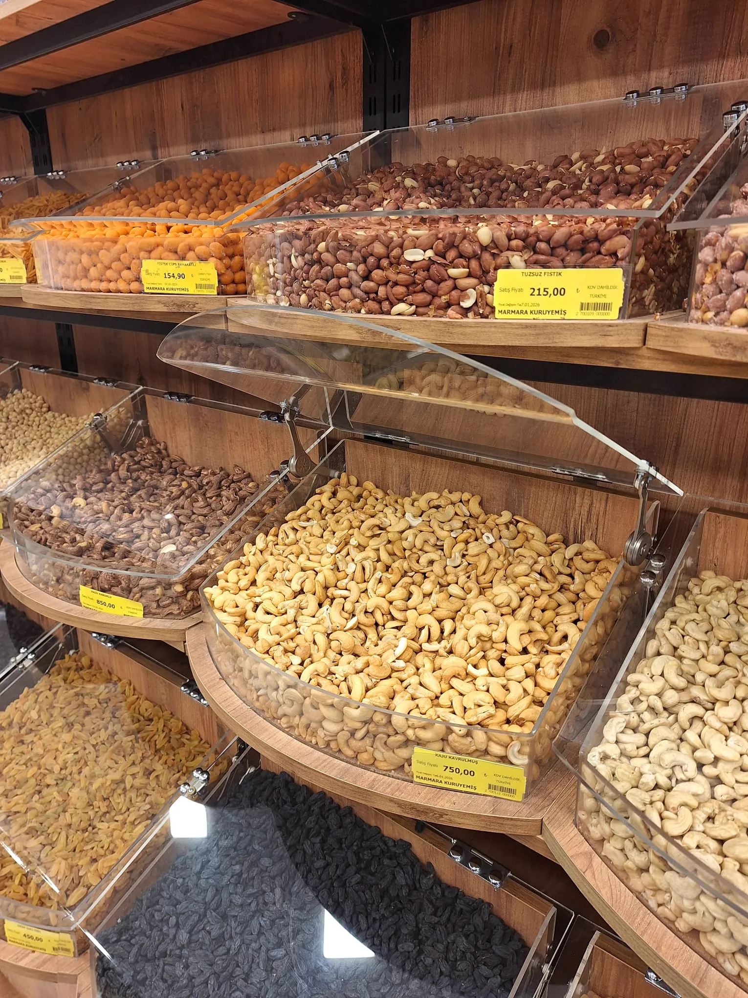 Camlı kuruyemiş dolabı — şeffaf kapaklı eğimli gözler