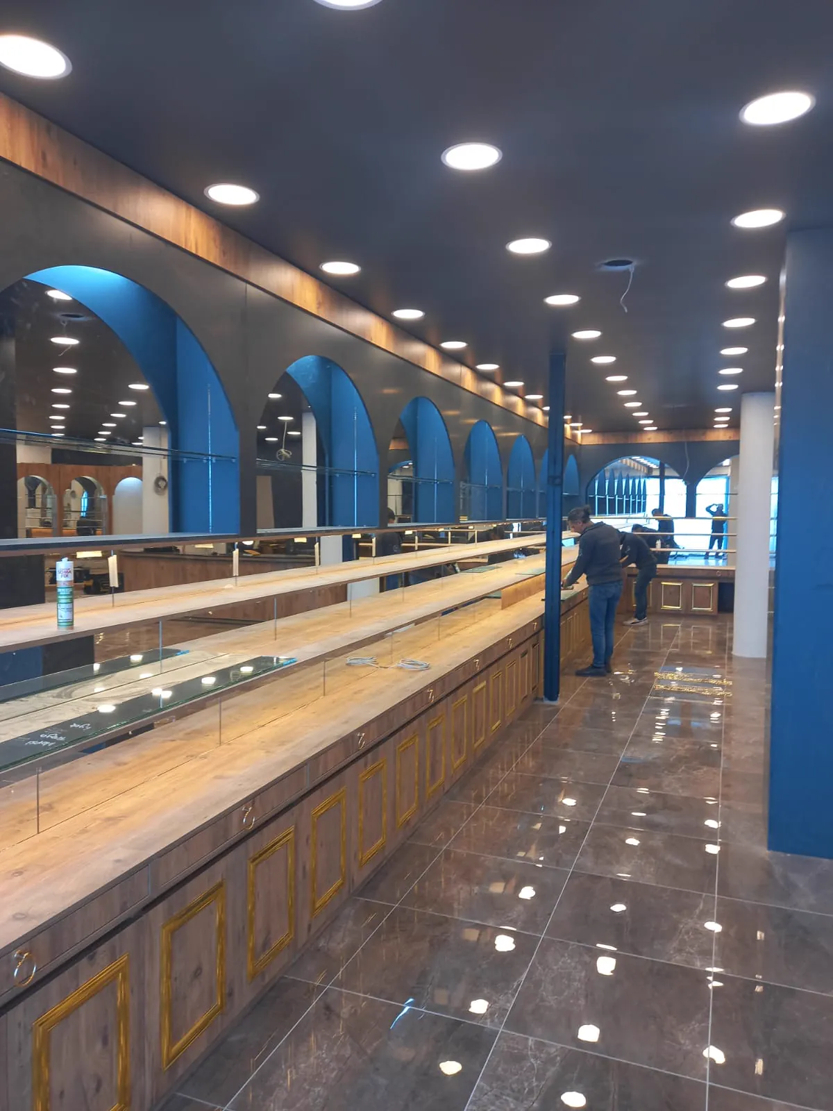Geniş kuruyemiş mağazasında reyon, ada ve kasa hattı