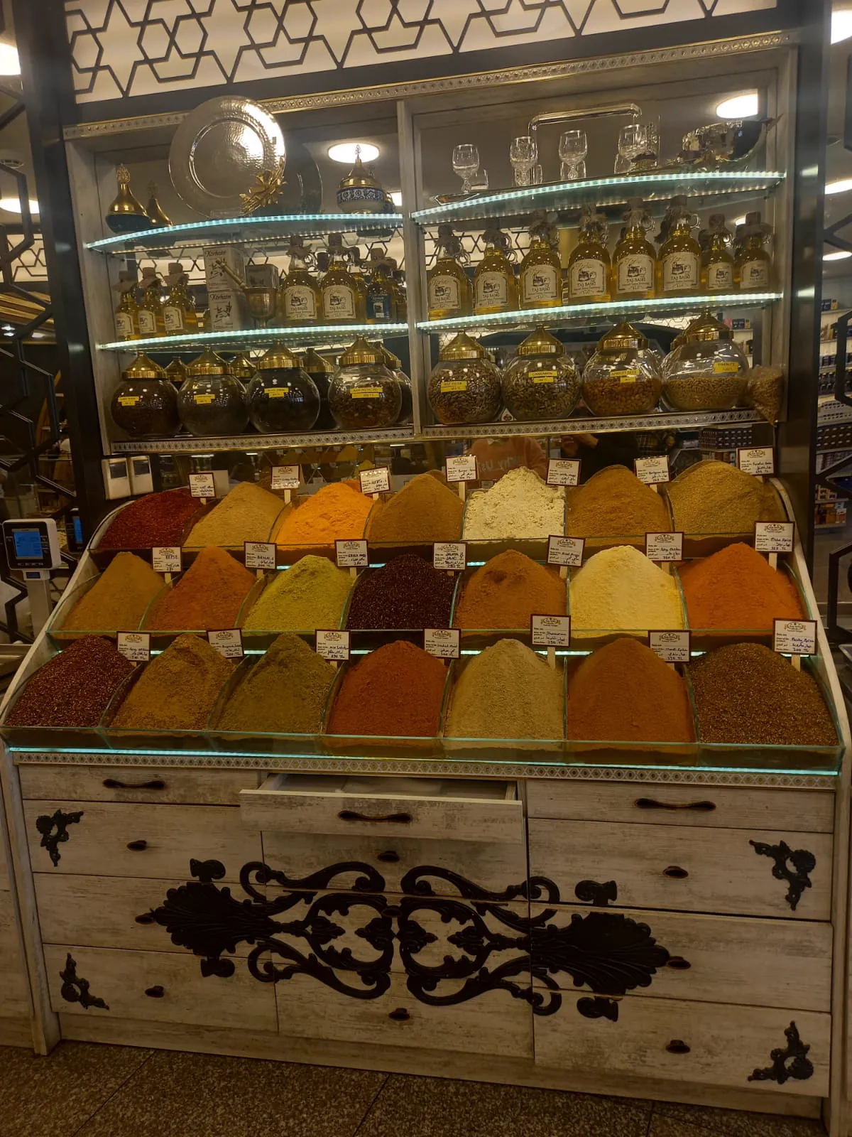 Camlı üst bölmeli, altı çekmeceli baharat dolabı